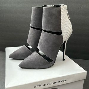 NIB Steve Madden suede grey Multi Open Cut Ankle Pump Heel w/texture heel Size 7